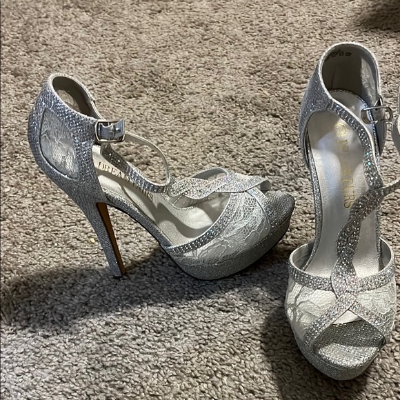 Elegant Silver Lace Platform Heels - Picture 4 of 4